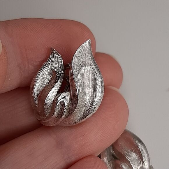 CROWN TRIFARI Vtg Clip-On Earrings Silver-Tone Swirl asymmetrical - Picture 7 of 9